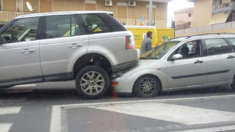 Siracusa, tamponamento a catena. E un suv si solleva dal suolo