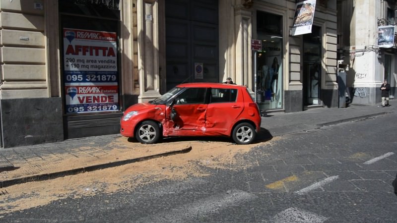 Catania, in via Etnea scontro tra una volante e un’utilitaria