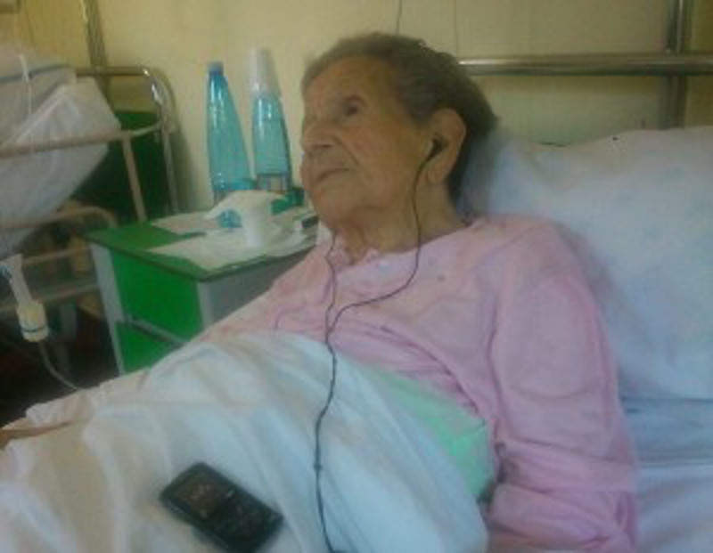 Siracusa, ha 99 anni e ascolta la musica con l’ipod: la storia di nonna Anna