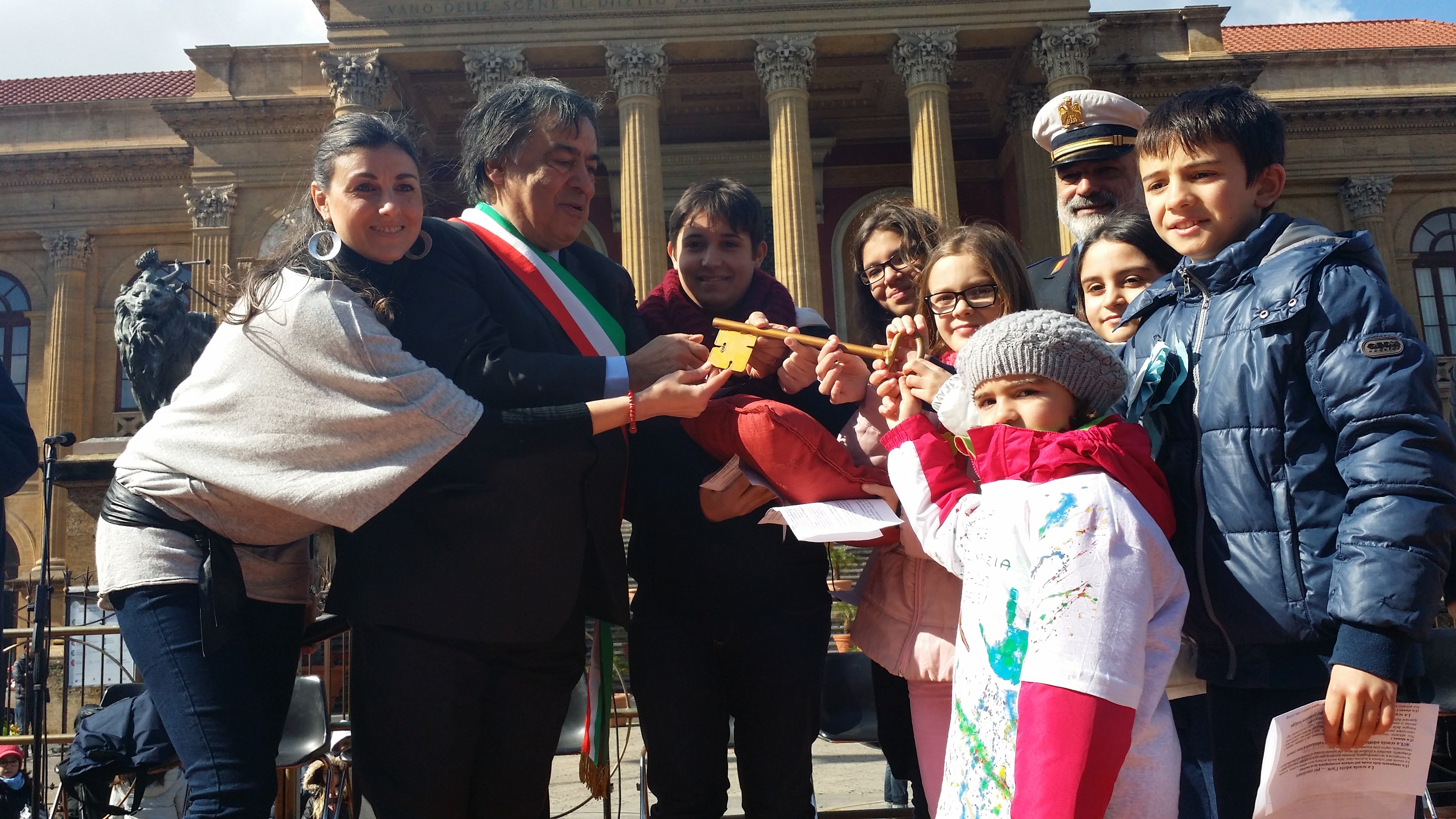 Palermo, Leoluca Orlando consegna ai bambini “le chiavi della città”