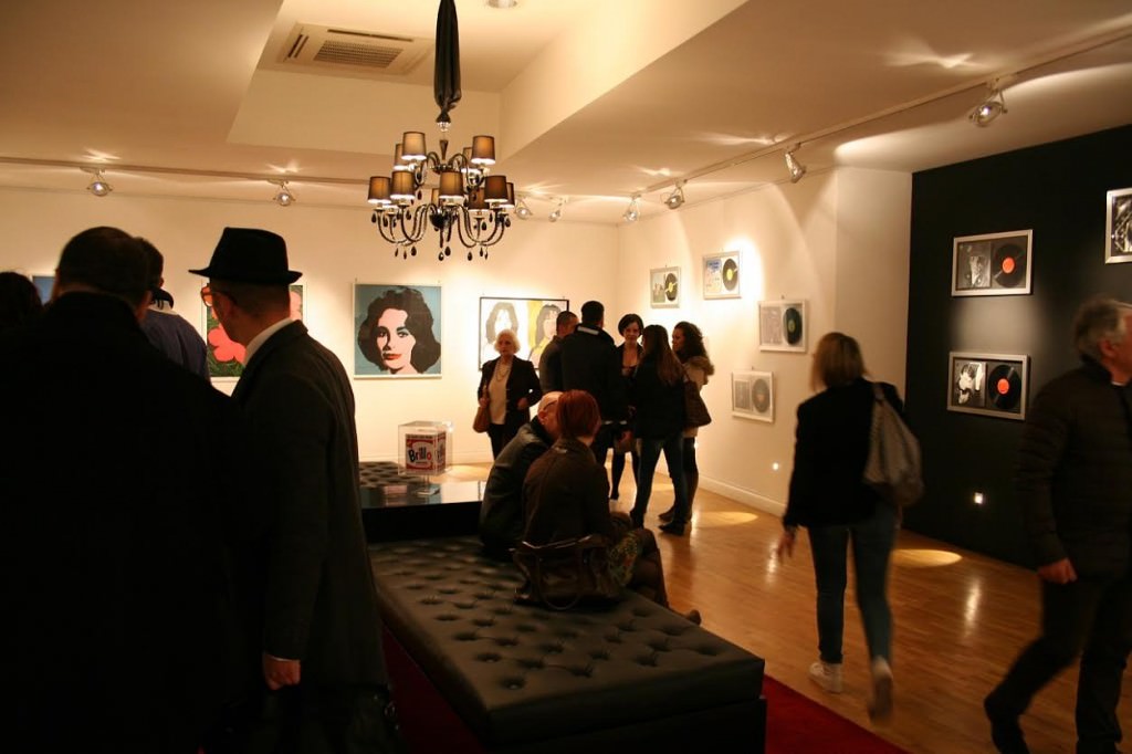 Fino al 9 maggio a Catania poster e dischi autografati da Andy Warhol