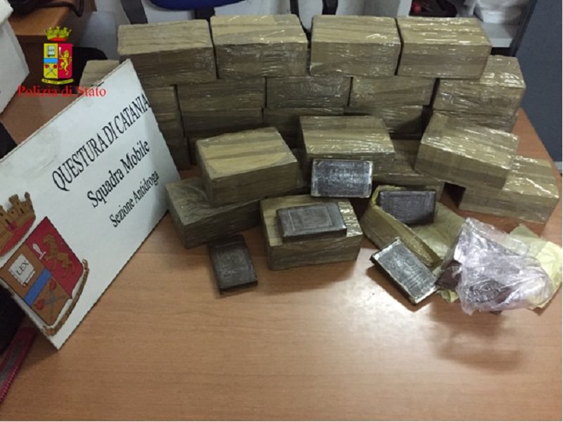 Arrestato corriere della droga con 28 kg di hashish e ritrovati 200.000€ in tabacchi rubati