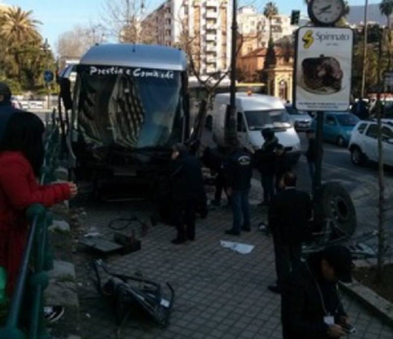 Pullman contro auto: incidente in via Libertà a Palermo Pullman contro auto: incidente in via Libertà a Palermo
