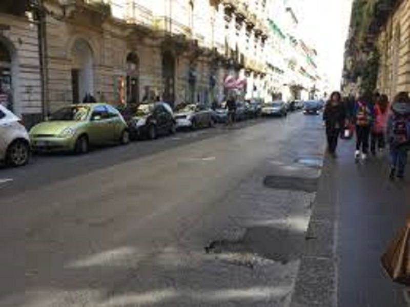 Catania e le buche: il “groviera” ai piedi dell’Etna FOTO