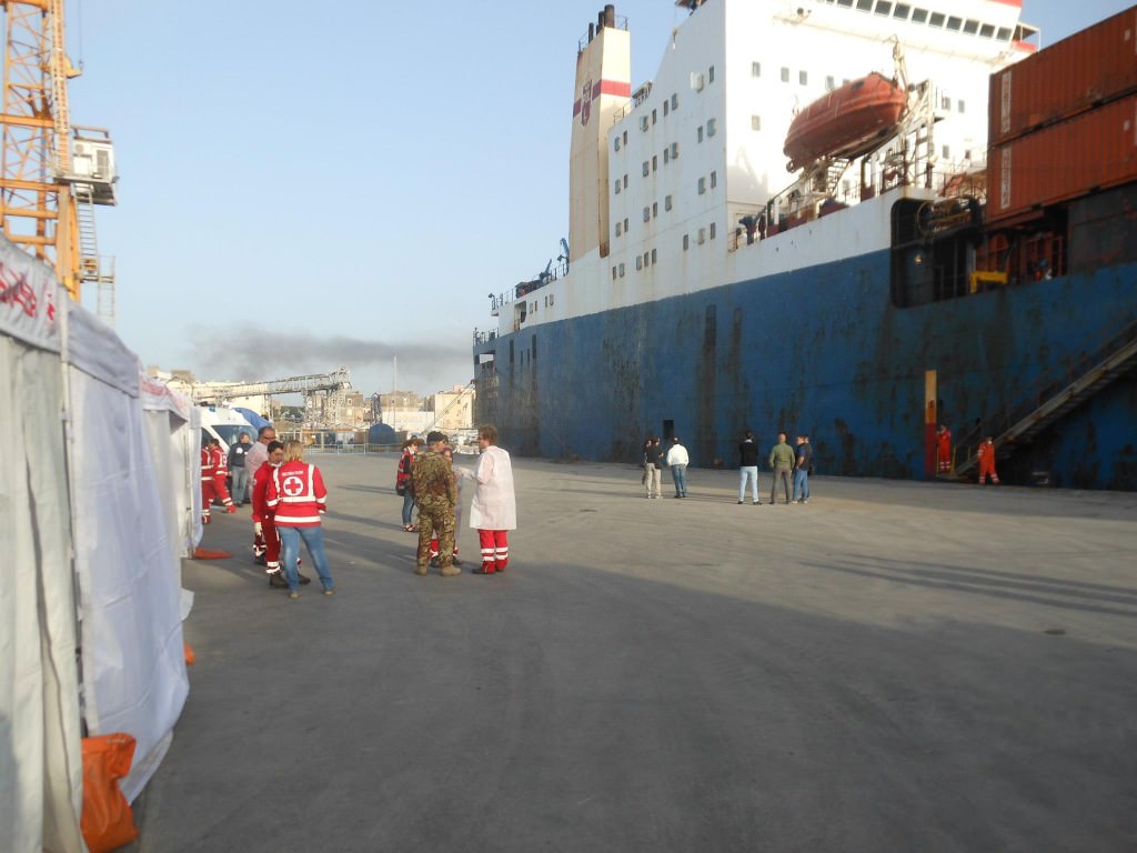 Catania, arrivati 194 migranti e 5 cadaveri ma si parla di 40 morti