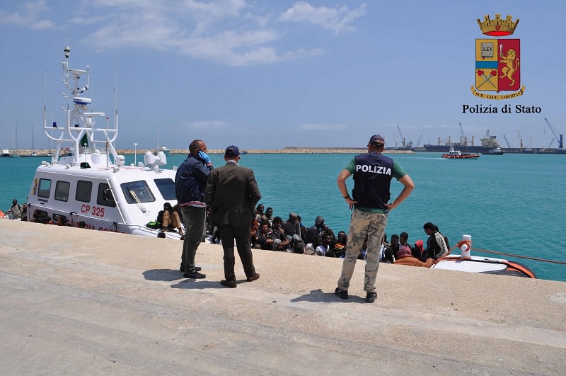 Tre minori vendevano a bordo sigarette e cibo: facevano parte degli scafisti arrestati a Ragusa. IL VIDEO
