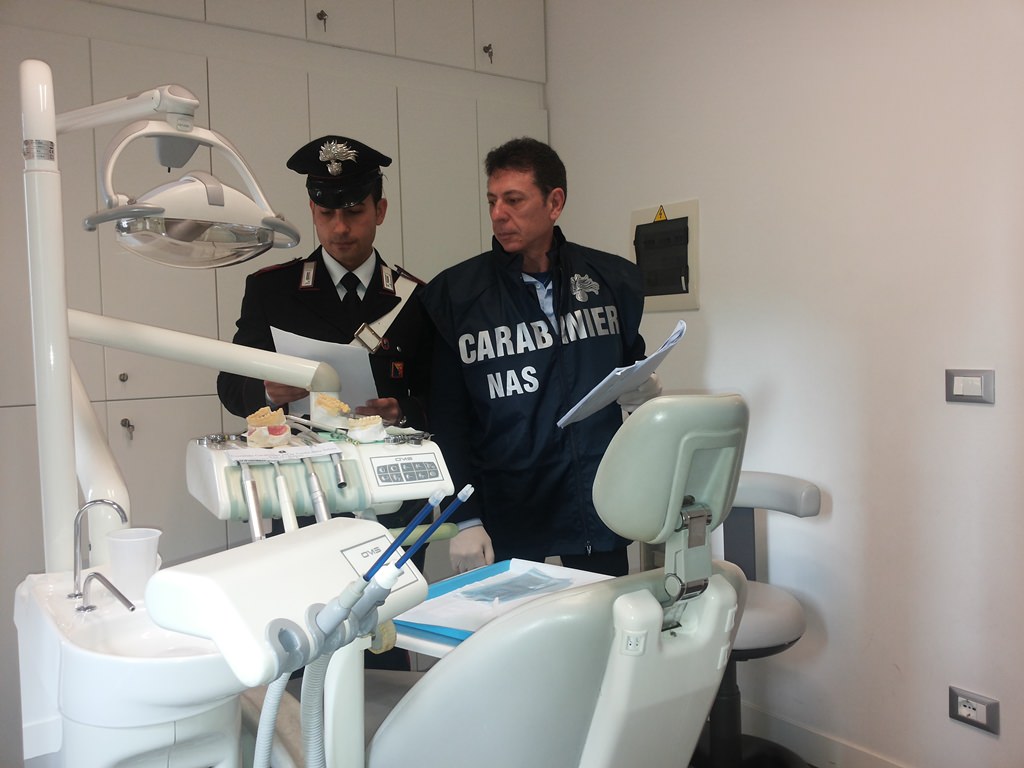 Arrestati 12 falsi dentisti e fisioterapisti: lavoravano tra Palermo e Trapani