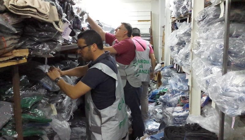 Centro di stoccaggio di abbigliamento contraffatto nel cuore di Catania: 14.000 capi sequestrati