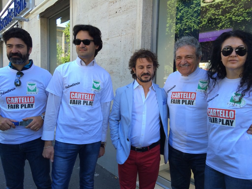 Catania, volontari ripuliscono città dai cartelli sui muri