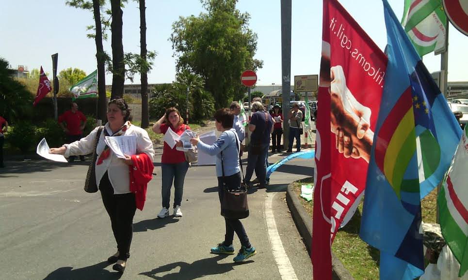 Auchan, lo sciopero dei lavoratori contro gli esuberi