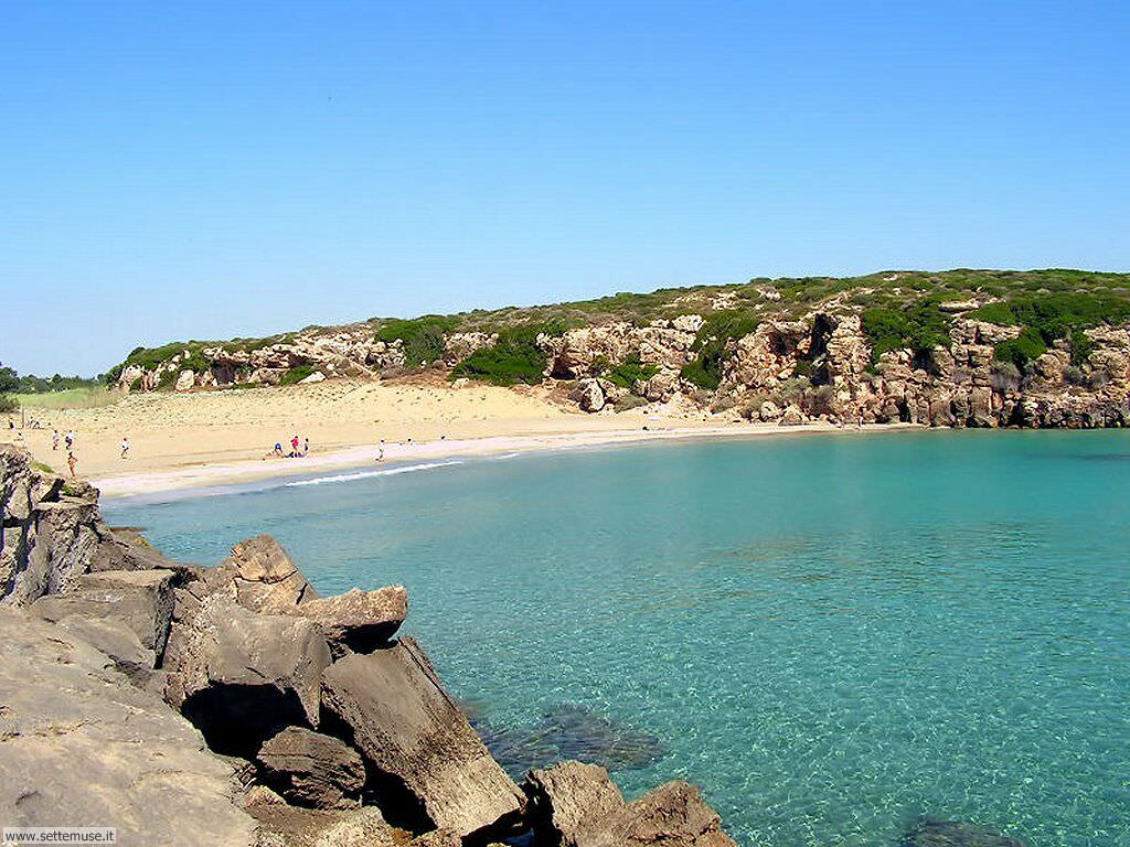 Spiaggia di Calamosche off limits, vietata ai turisti e bagnanti per barcone sequestrato