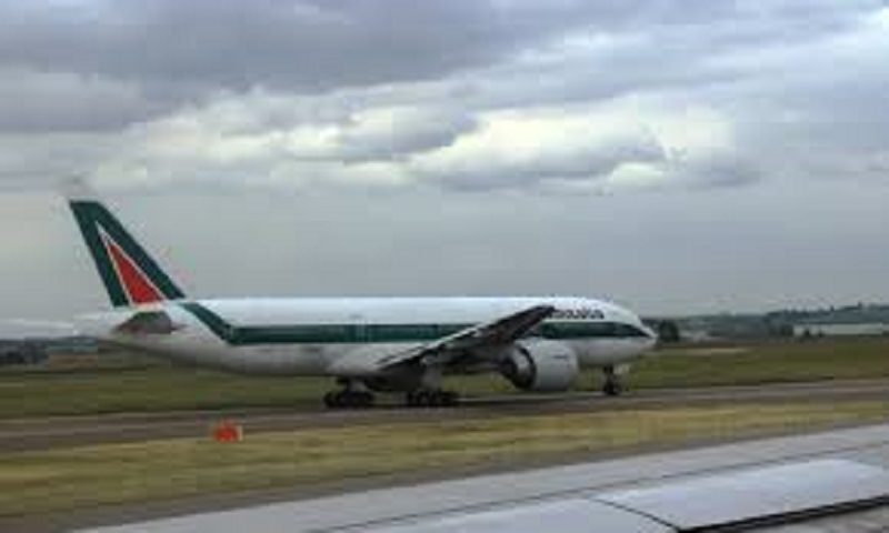 L’incendio a Fiumicino, a Catania Fontanarossa ore di caos