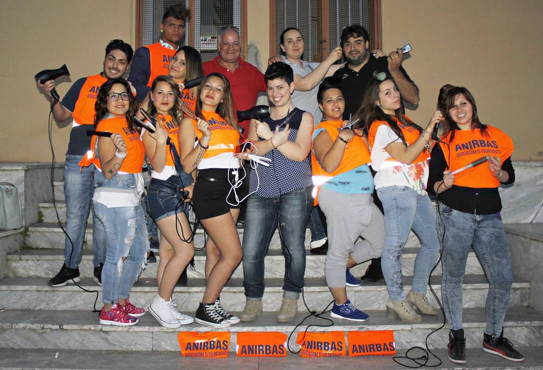 Palermo, piega ai capelli per aiutare i senzatetto Palermo, piega ai capelli per aiutare i senzatetto