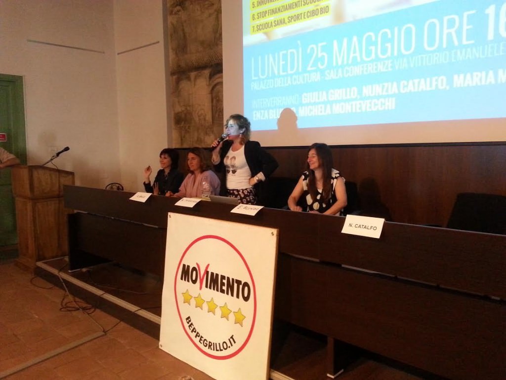 Catania, il M5S contro la “buona scuola”. Grillo: “Al Senato sarà battaglia”