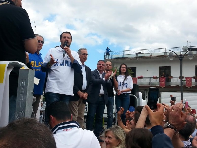 Salvini a S. Giovanni la Punta in una piazza blindata. Contestato, reagisce