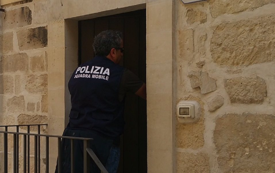 Scattano i sigilli per un’altra casa a “luci rosse” a Ragusa: solo nel 2014 ne sono state chiuse 15