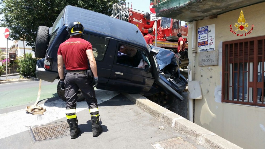 Paura al viale Fleming: jeep si schianta contro una palazzina