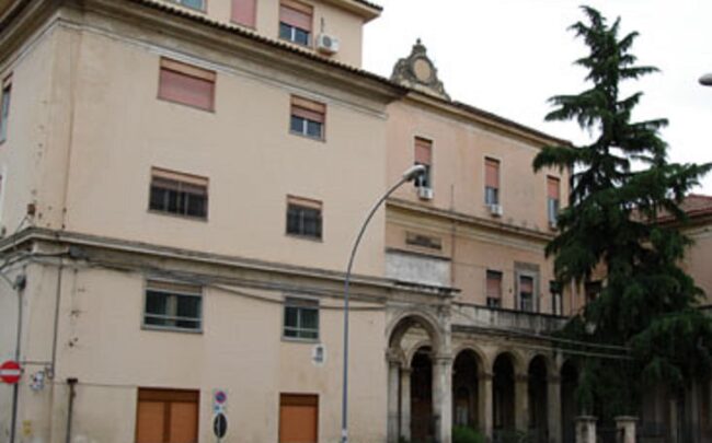 Arriva in ospedale già morto: 52enne ucciso a bastonate nel Catanese