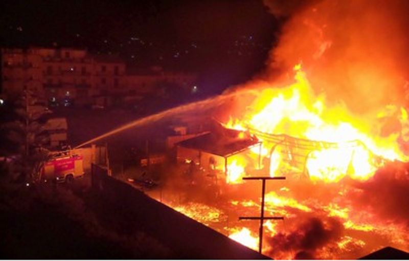 Paura nella notte a Palermo: in fiamme deposito di cassette per la frutta