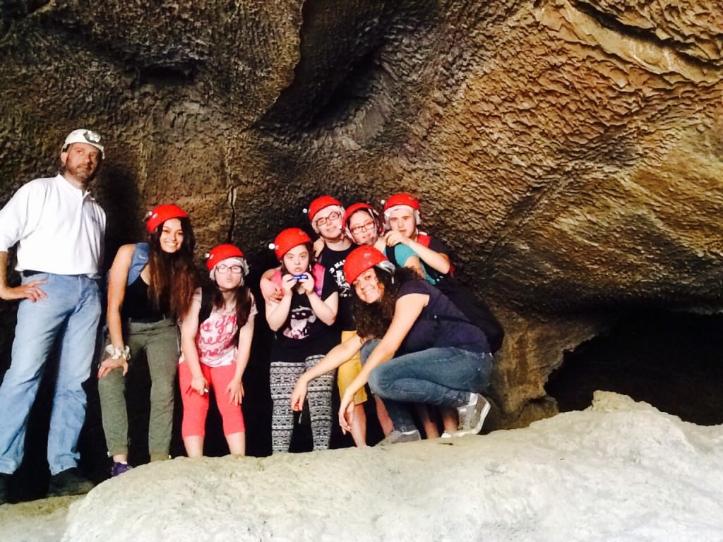 Cinque ragazzi disabili nelle grotte delle Immacolatelle a San Gregorio