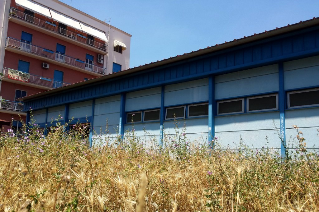 Catania, ancora erbacce nel cortile dell’asilo “Papavero”
