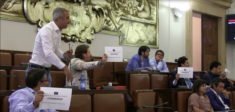 Catania, l’opposizione chiede lo scalpo dell’assessore Mazzola