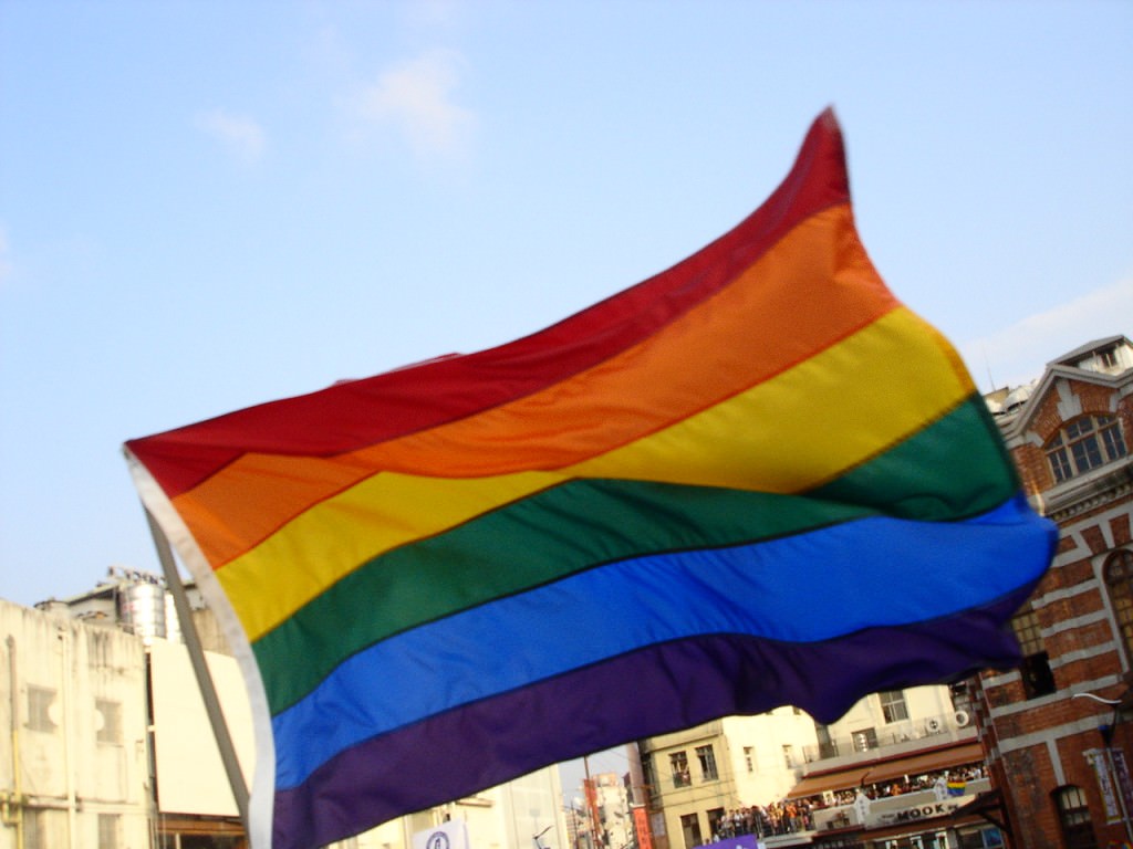 Coppia gay aggredita a Palermo, Musumeci si scusa. Albergatore siciliano offre soggiorno gratis