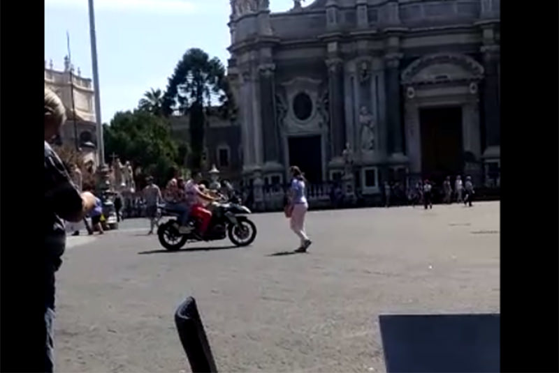 In moto, in 4 senza casco in piazza Duomo: erano sul set di uno dei “pacchianissimi” filmini tutti catanesi