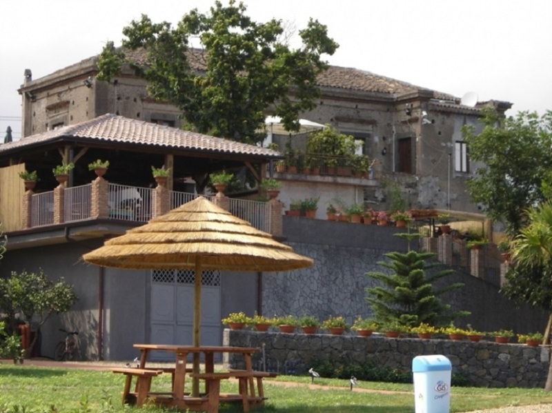 Riposto, sequestrato agriturismo a luci rosse
