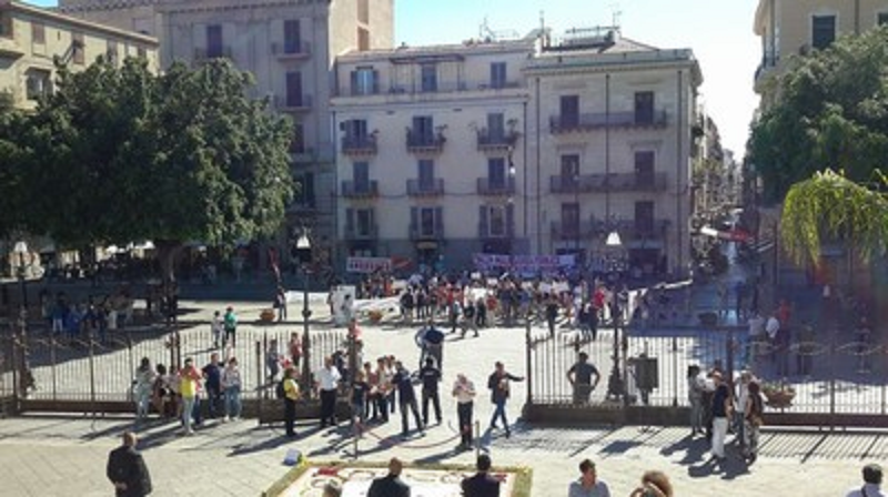 “È una vergogna”, la protesta degli insegnanti davanti al Teatro Massimo di Palermo