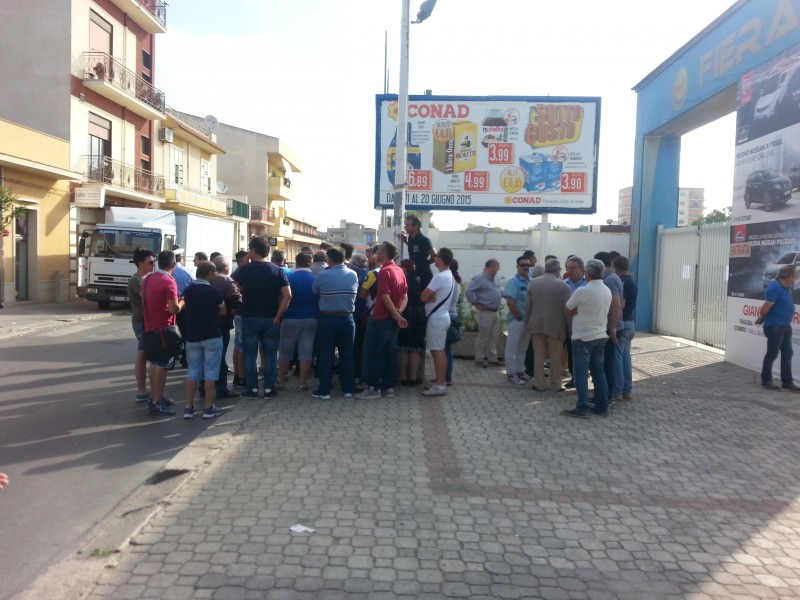 Vittoria, sit in degli operatori del mercatino: “Vogliamo solo lavorare”