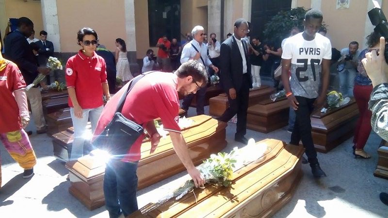 Catania, svolti i funerali con doppio rito religioso per tredici migranti