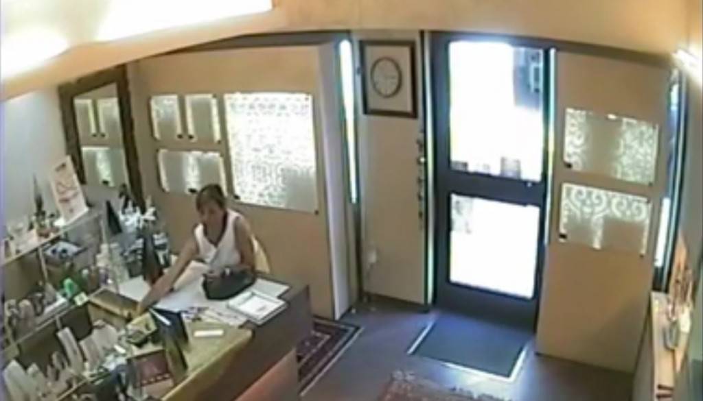 “Mano lesta” in gioielleria, ricercata una donna GUARDA IL VIDEO