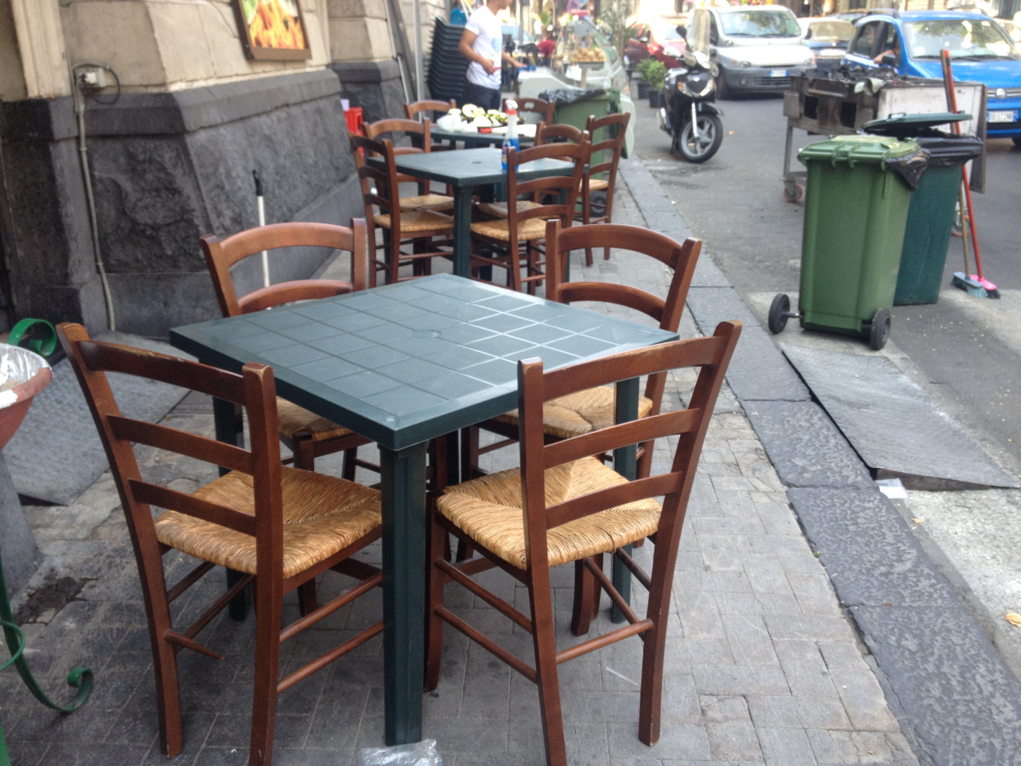 Trattorie via Plebiscito senza licenza suolo pubblico. I commercianti: “Situazione invivibile”