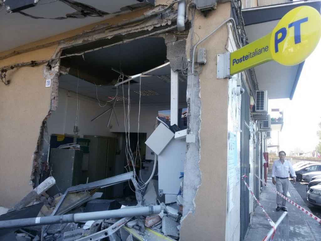 Sfondano la vetrina della posta di Picanello con una ruspa. I testimoni: “Pensavamo fosse un incidente”