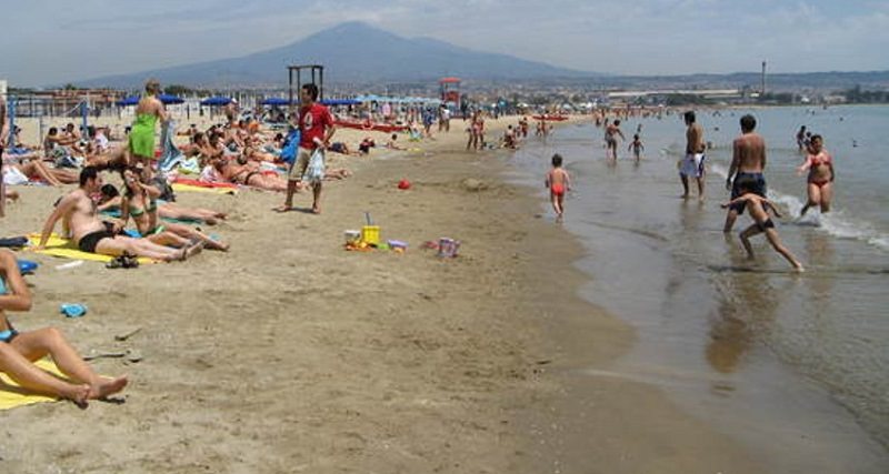 Catania, tensione alla Playa: minore si tuffa e scompare. Effetti personali sulla battigia, ritrovato in serata