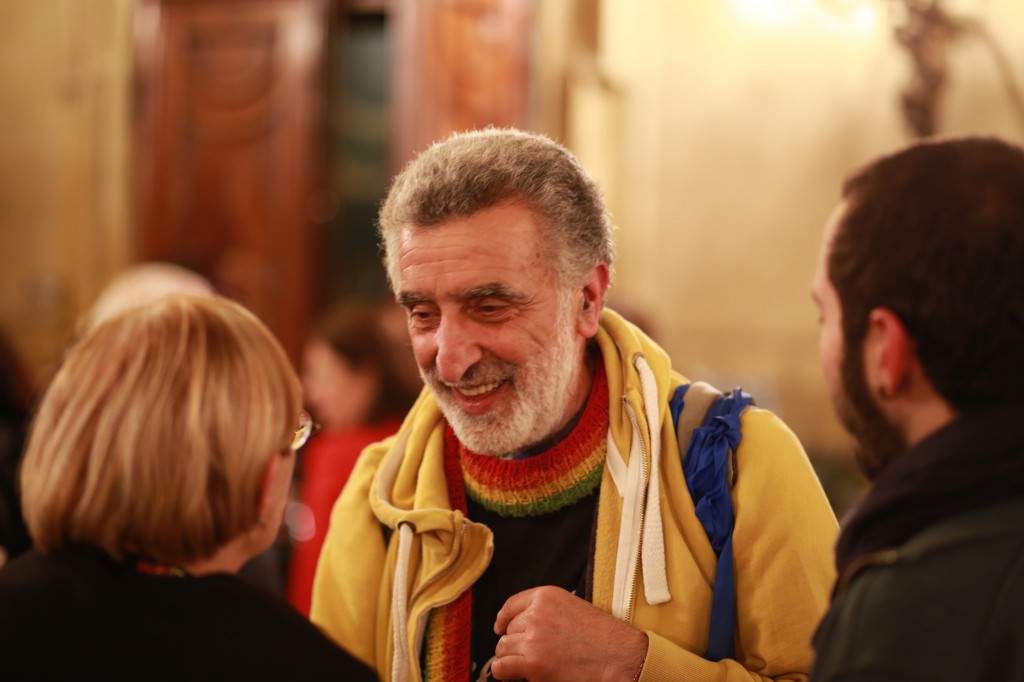 Messina, il sindaco Accorinti contro giacca e cravatta resta fuori da Ars e Senato