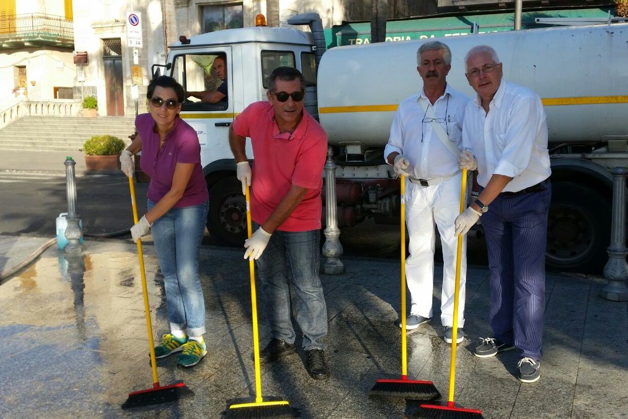 Acitrezza pulita: il sindaco e Confcommercio spazzano le vie del borgo marinaro