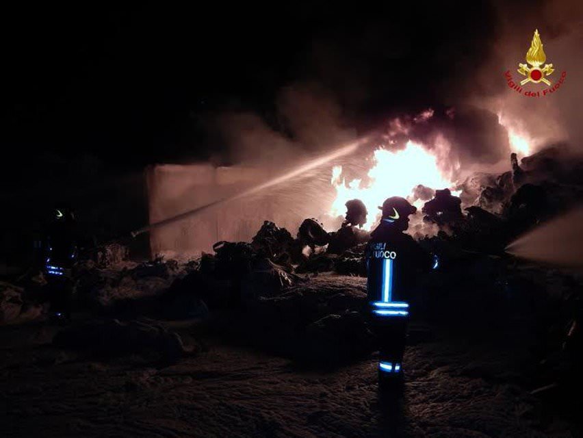 Acate, a fuoco un’azienda di plastica per serre. Torna l’ombra del racket?