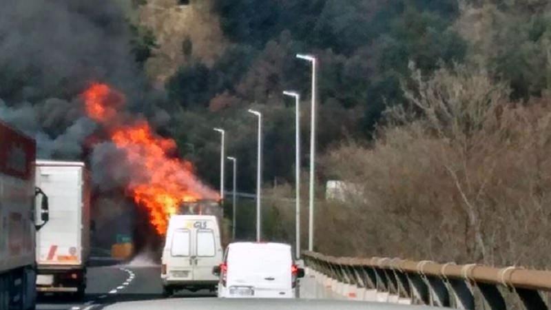 Auto in fiamme lungo la Catania-Siracusa: chiuso lo svincolo per Lentini e Tangenziale
