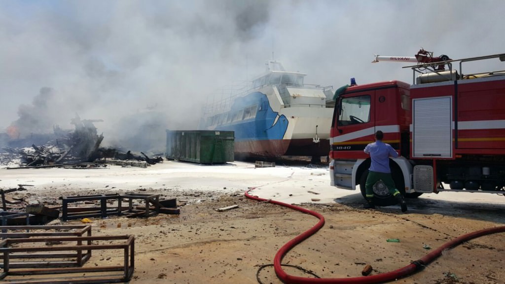 Incendio a Targia, nessun danno all’Aquavision
