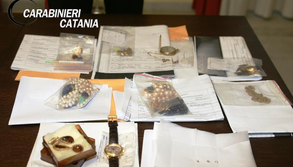 Blitz dei carabinieri: merce rubata in alcuni “Compro oro” catanesi