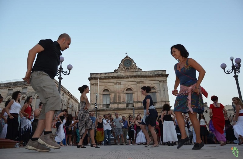 “Taranta Sicily Fest” a Scicli il 29 Agosto: la Sicilia torna a ballare