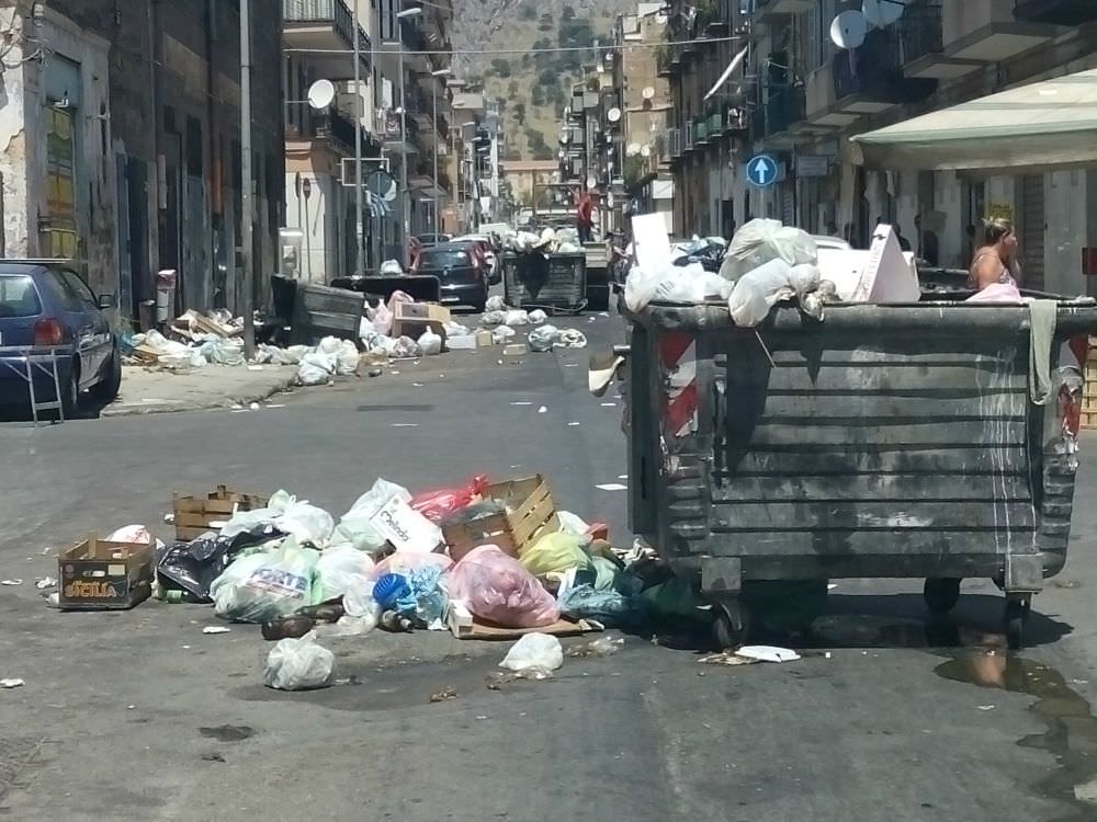 Palermo, la protesta dell’Idv: “Zone della città sotto i rifiuti, restituiamo la Tari”