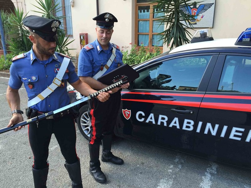 In depressione minaccia di morte con una katana il padre cardiopatico
