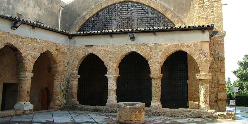 Fiamme nel museo archeologico “Pietro Griffo”: annerite tre vetrine dove c’erano reperti della preistoria e protostoria