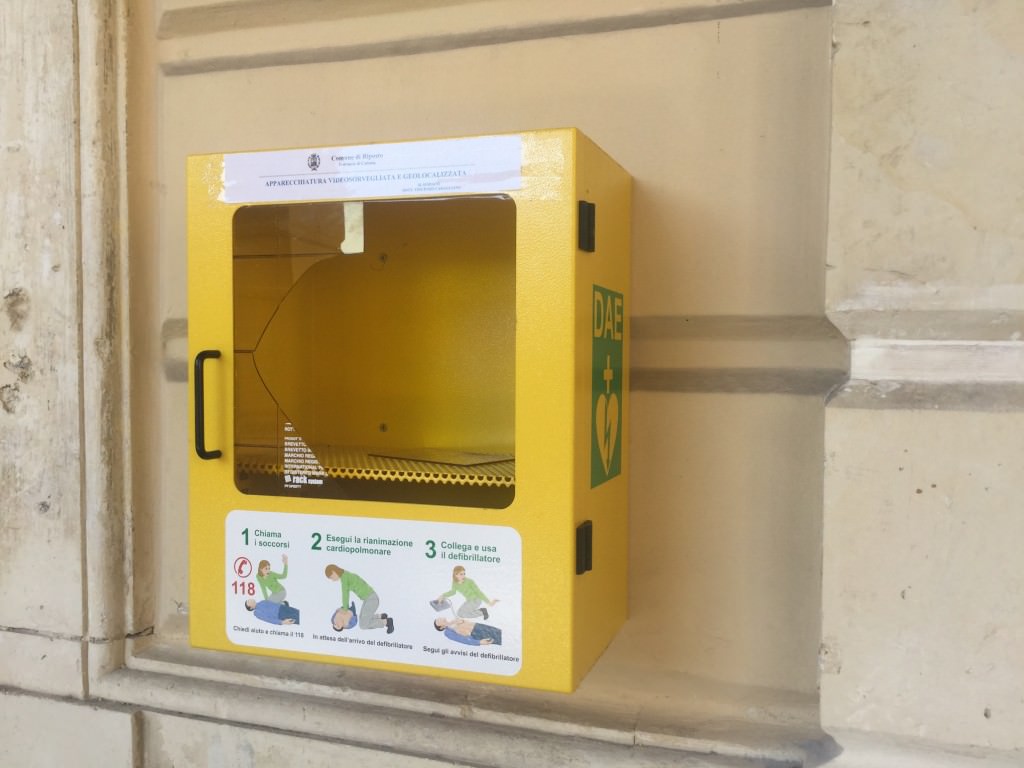 Riposto, danneggiato defibrillatore al municipio