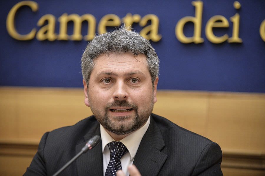 Catania, le proposte di Artini (AL) sull’immigrazione: “Lavoro volontario e visto temporaneo”