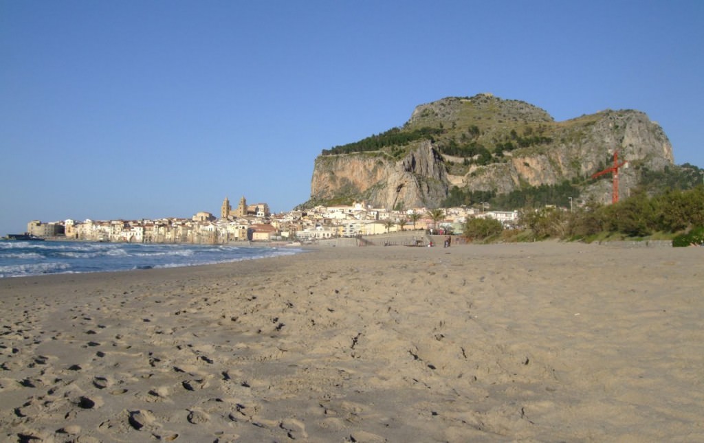 Sicilia terra dell’hard sfrenato, nuovo video a luci rosse a Cefalù: coppia “amoreggia” di notte