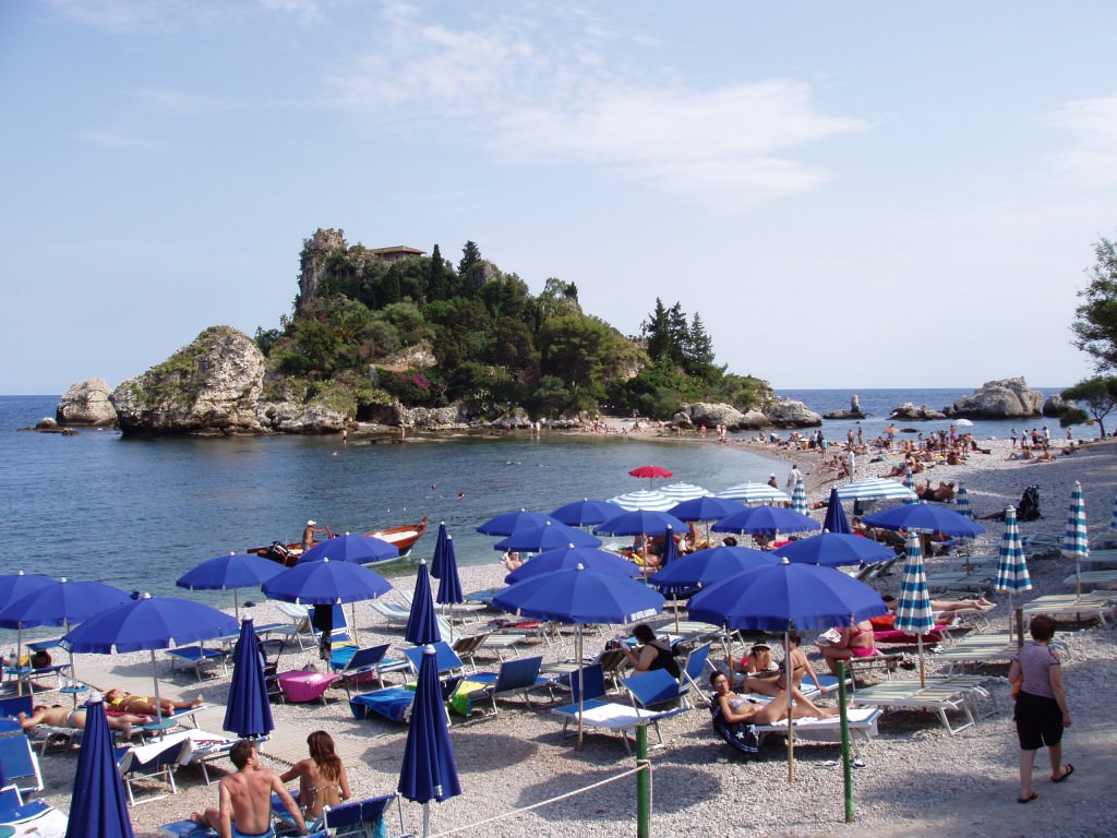 Ferragosto, spiaggia, falò e processioni: le antiche origini di un rito estivo